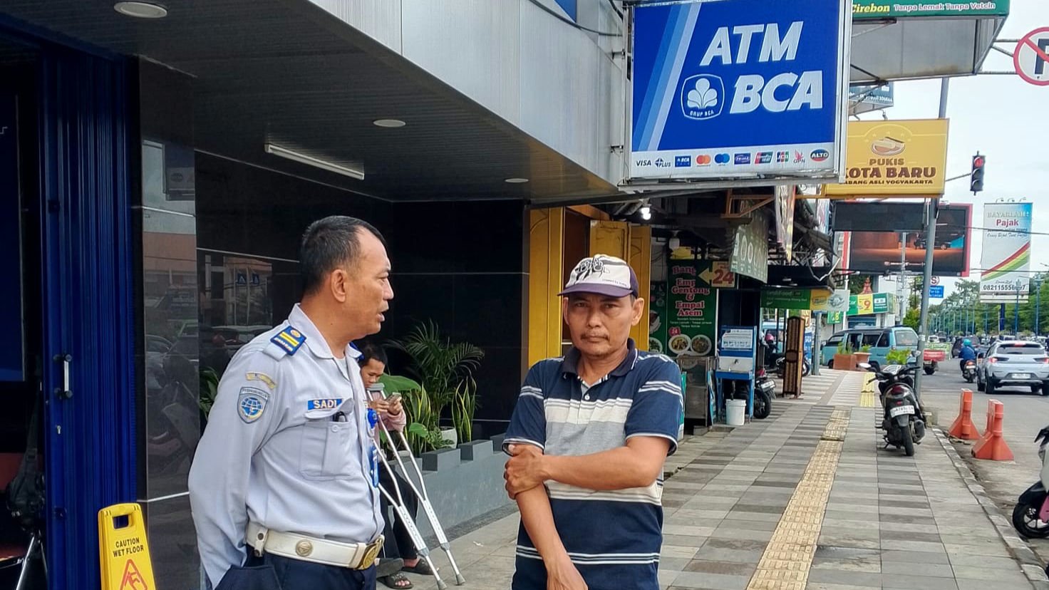 Dishub Kota Cirebon Laksanakan Pengawasan dan Pengendalian Perparkiran di Depan Bank BCA Jl. Cipto Mangunkusumo