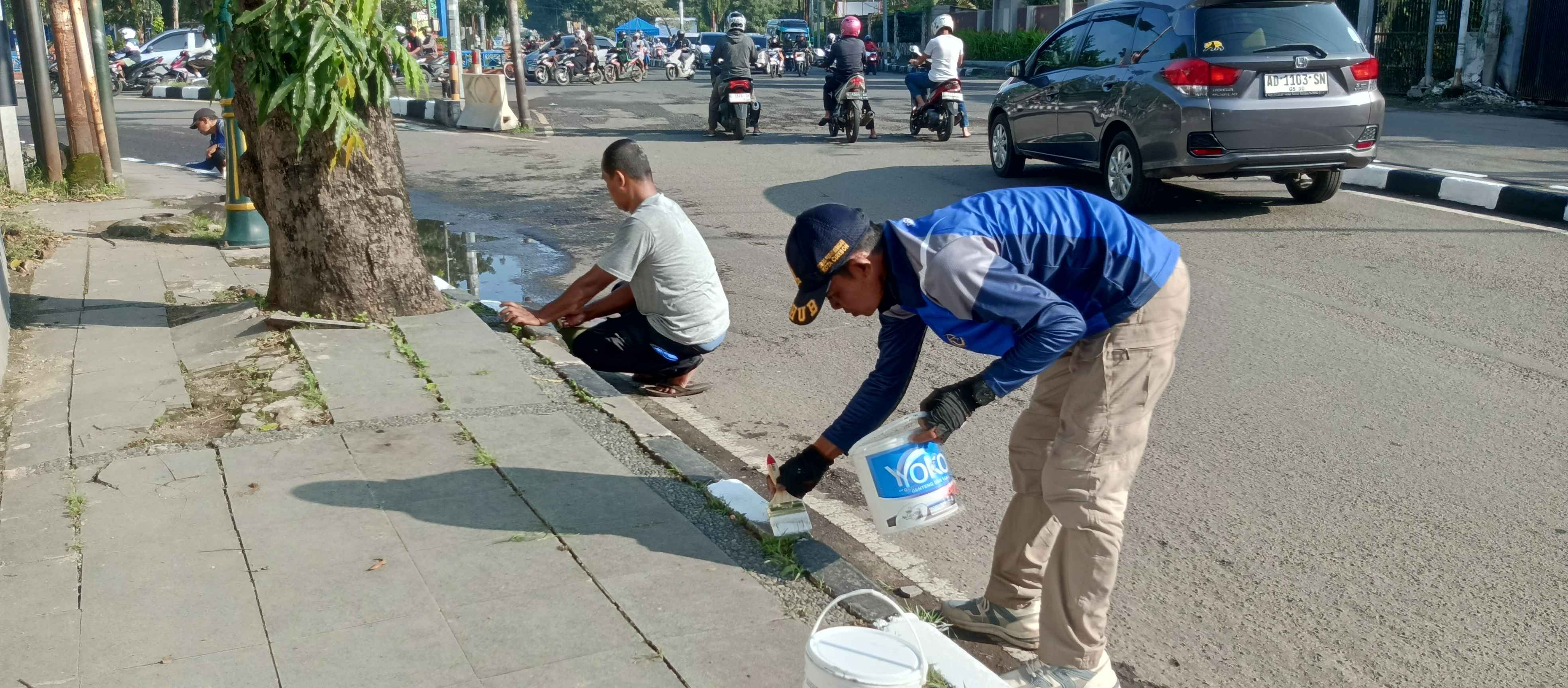 Dishub Kota Cirebon Ikuti Kerja Bakti Massal Pengecatan Kansteen Sambut Arus Mudik Lebaran