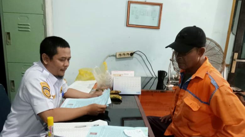 Dishub Kota Cirebon Bagikan Surat Tugas dan Seragam Baru Juru Parkir, Dorong Optimalisasi PAD 2026