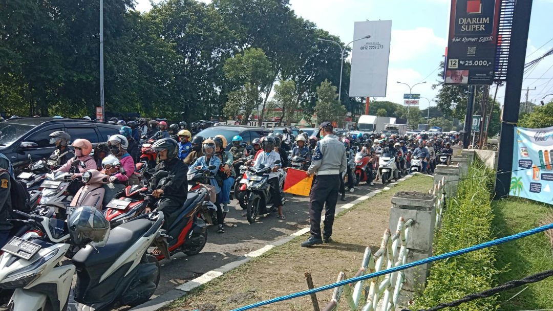 Arus balik mulai melonjak,
Sebanyak 93.727 kendaraan tercatat melintas di Kota Cirebon pada H plus 2 Lebaran 2026