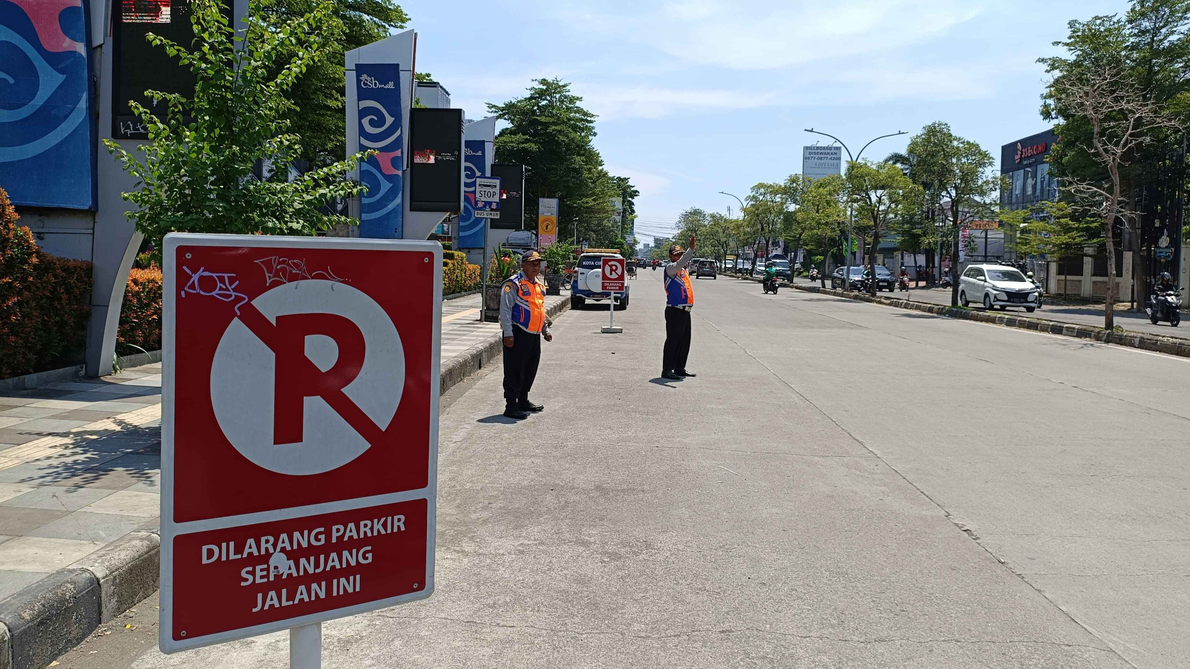 Dishub Kota Cirebon Tertibkan Parkir Liar di Depan CSB Mall Setiap Sabtu dan Minggu, 12 Personel Dikerahkan Demi Kelancaran Lalu Lintas