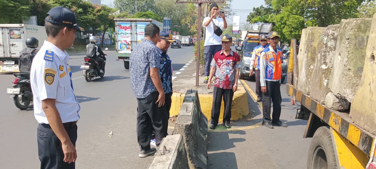 Dinas Perhubungan Kota Cirebon Lakukan Penutupan Permanen U-Turn di Depan Dispusip Demi Tingkatkan Keselamatan Lalu Lintas