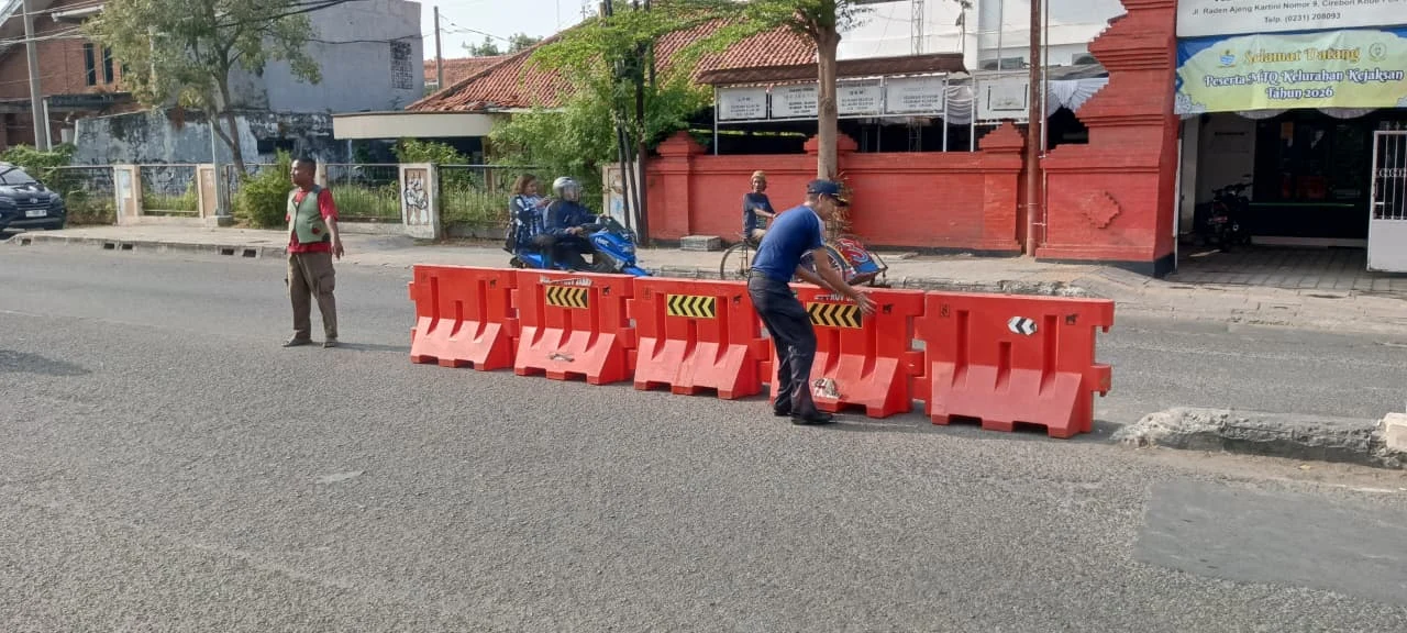 Dishub Kota Cirebon Pasang Water Barrier di Depan Kelurahan Kejaksan dan Masjid At-Taqwa untuk Tingkatkan Keselamatan Lalu Lintas