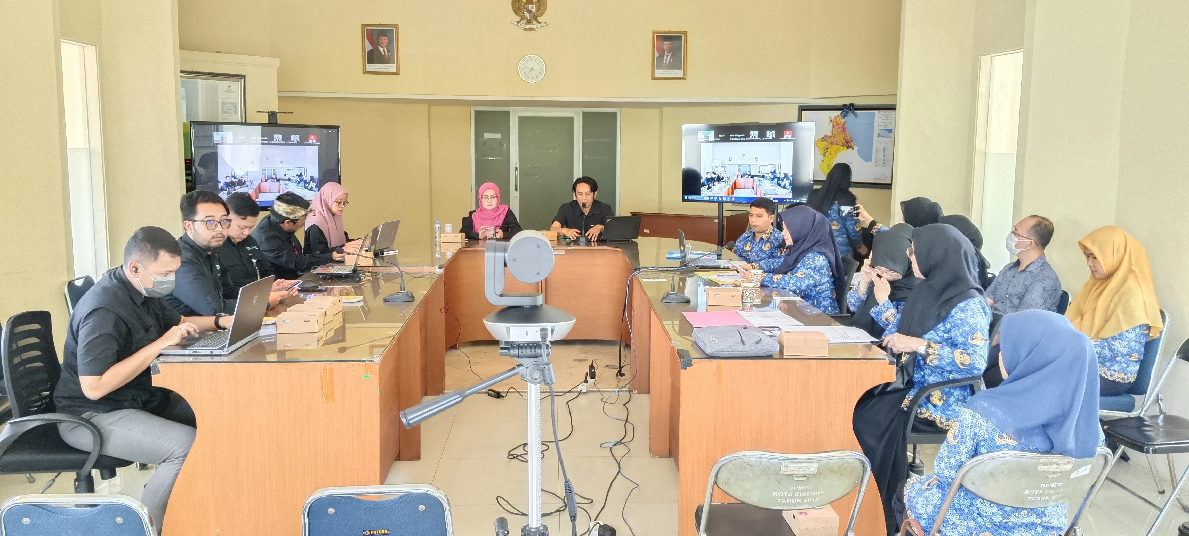 Pengumpulan dan Validasi Data sebagai Bahan Penyusunan RUPM Provinsi Jawa Barat Tahun 2025-2045 Dilaksanakan secara Hybrid di DPMPTSP Kota Cirebon